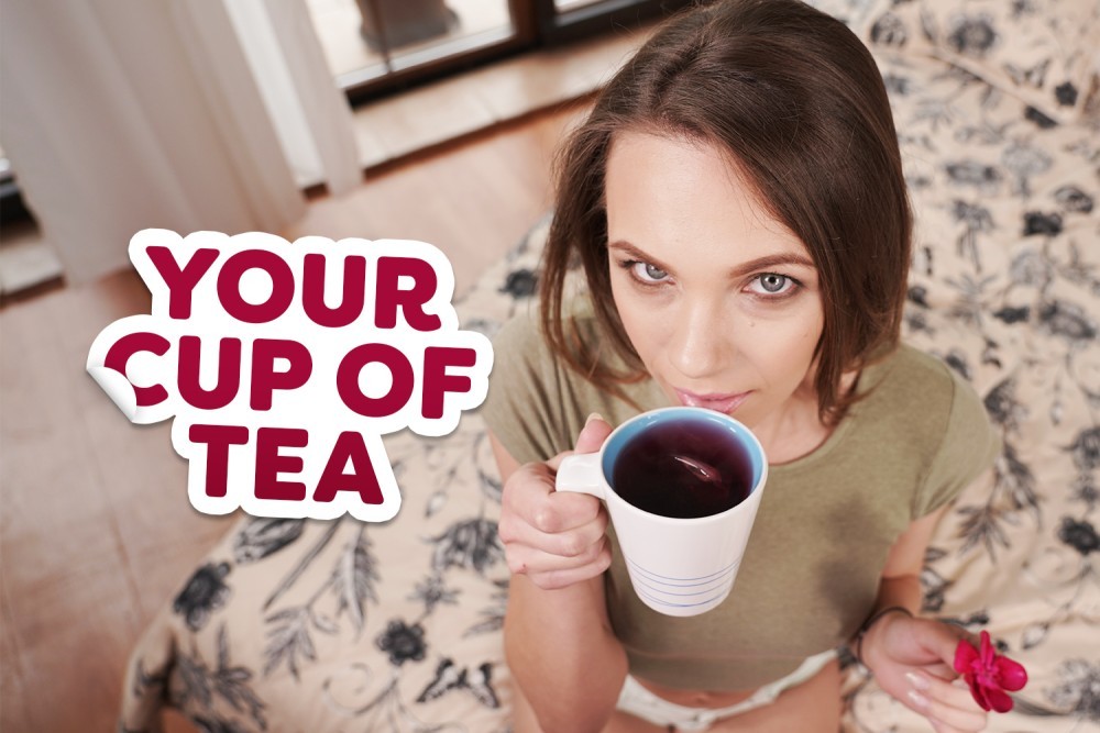 Veronica Clark in Hot VR Babe Leg-Spread Action