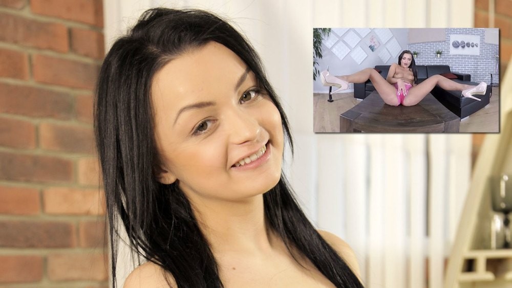 Dafne's Steamy Hotpants Fetish Show