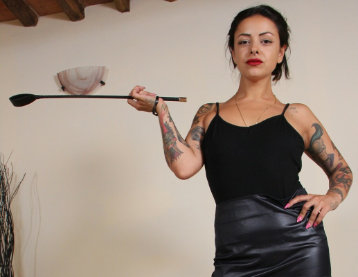 Bossy Nebraska Commands Foot Worship in VR - Image 4