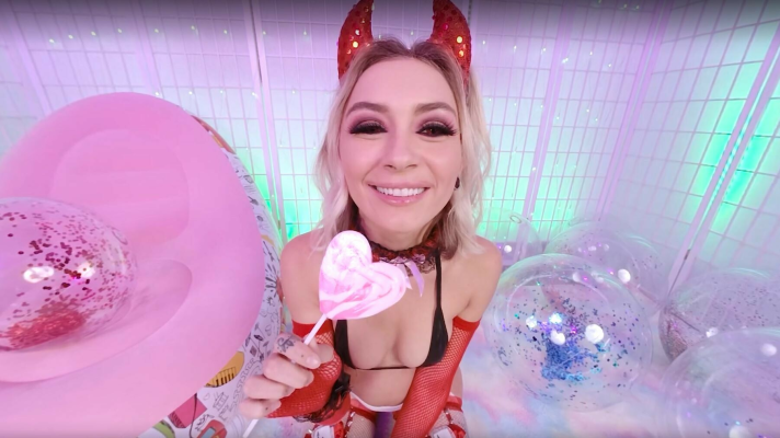 Chloe Temple's Red Velvet Passion in 4K VR - Image 1