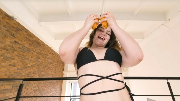 Alisha's Sensual Fruit & Booty Tease in VR - Image 2