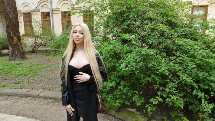 BUSTY BLONDE DISCOVERS SQUIRTING in FIRST THREESOME - Image 3