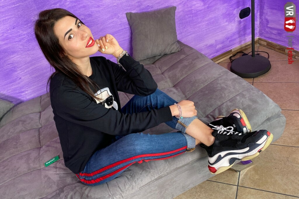 Petra's Seductive Foot Fetish Sniffing Tease - Image 5